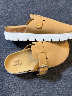 Studio Tan Mule Clog with White Lug Sole